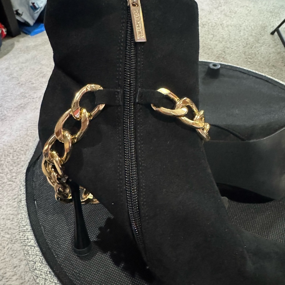 Chic Black and Gold Heeled Boots with Chunky Chain - Picture 10 of 13